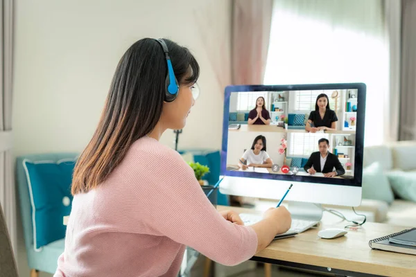 Mujer Negocios Asiática Hablando Con Sus Colegas Sobre Plan Videoconferencia —  Fotos de Stock