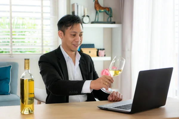 Asiático Hombre Virtual Happy Hour Reunión Beber Vino Uva Blanca —  Fotos de Stock