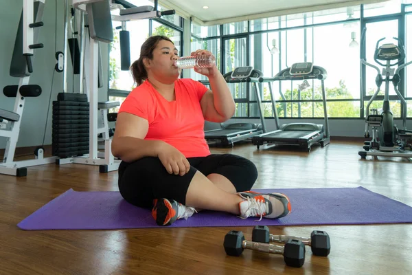 Mulher Gorda Asiática Luta Contra Excesso Peso Ginásio Fazendo Exercícios — Fotografia de Stock