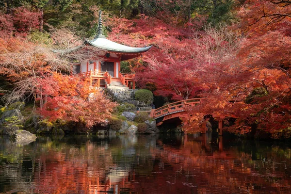 Červená Pagoda Červený Most Rybníkem Barevnými Javory Chrámu Daigoji Podzimní — Stock fotografie