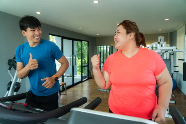Два Азиатских Тренера Мужчина Женщина Избыточным Весом Тренирующаяся Беговой Дорожке — стоковое фото