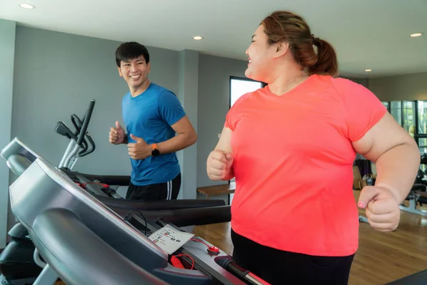 Asyalı Antrenör Spor Salonunda Koşu Bandında Egzersiz Yapan Kilolu Bir — Stok fotoğraf