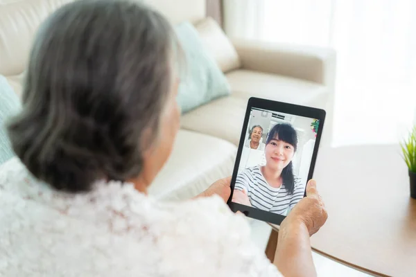 아시아인 할머니는 온라인으로 시간을 보내며 이야기를 나누며 회의에서 온라인 만남을 — 스톡 사진