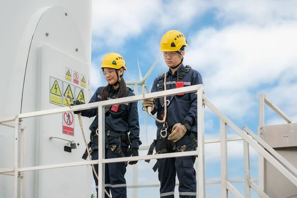 アジアの男性と女性タイの風力発電所の安全性を備えた風力タービンの準備と進捗状況の検査エンジニア — ストック写真