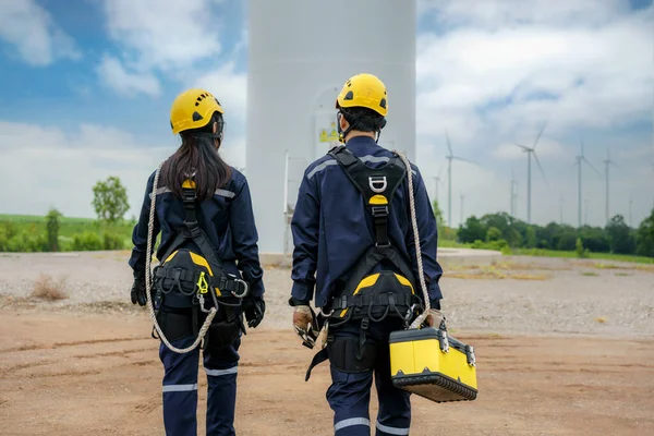 Hombre Mujer Asiáticos Ingenieros Inspección Preparando Comprobando Progreso Una Turbina —  Fotos de Stock