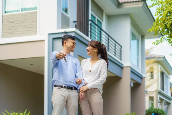 Porträt Eines Jungen Asiatischen Paares Das Vor Seinem Neuen Haus — Stockfoto