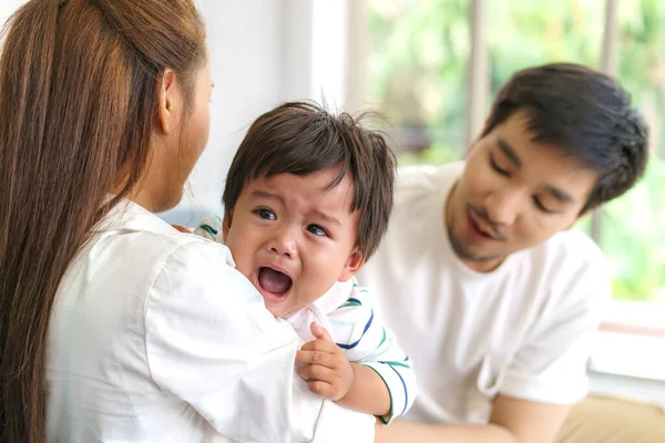 Los Padres Asiáticos Con Madre Padre Tratando Calmar Llorando Hijo — Foto de Stock