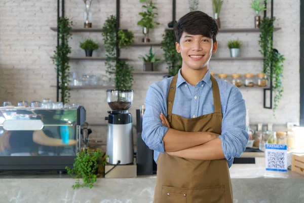 Asiatische Mann Barista Oder Inhaber Kleiner Geschäft Schürze Blick Auf — Stockfoto