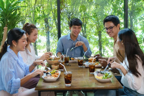 Feliz Amigo Asiático Comiendo Comida Restaurante Grupo Amigos Alegres Compañeros — Foto de Stock