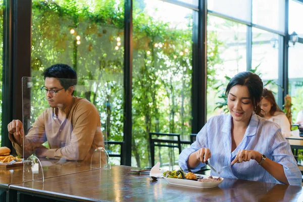 Asiatin Und Asiaten Essen Allein Tisch Mit Plexiglasscheibe Zwischen Tisch — Stockfoto