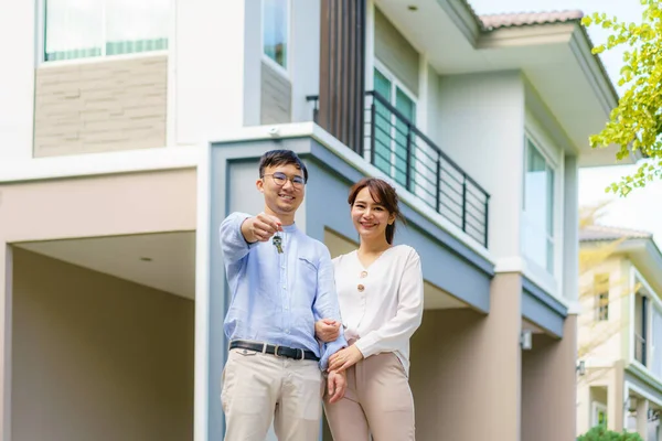 Porträt Eines Jungen Asiatischen Paares Das Vor Seinem Neuen Haus — Stockfoto
