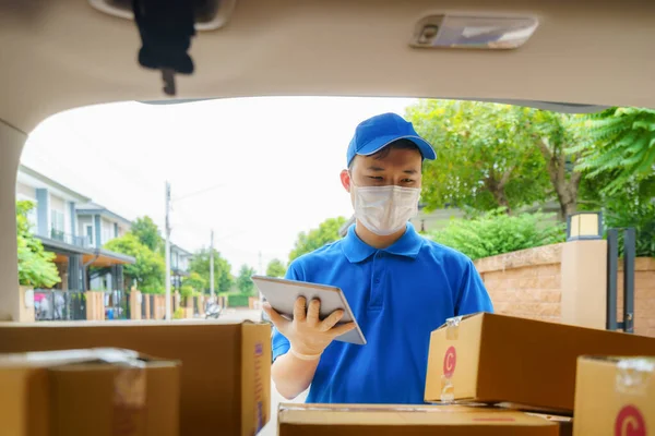 Asian Delivery Man Обслуговує Кур Єра Який Працює Картонними Коробками — стокове фото