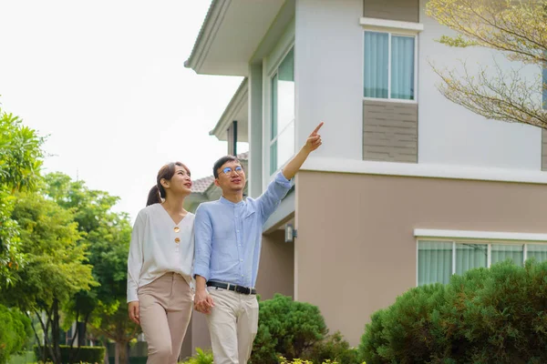 Porträt Eines Asiatischen Paares Das Glücklich Vor Ihrem Neuen Haus — Stockfoto