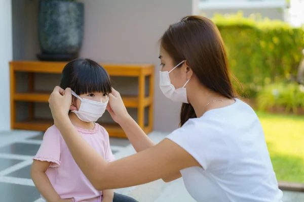 Asiatische Mutter Hilft Ihrer Tochter Mit Schutzmaske Das Coronavirus Covid — Stockfoto