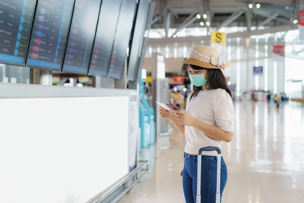 Asian Woman Tourist Wearing Face Mask Checking Flight Arrival Departure — Stock Photo, Image