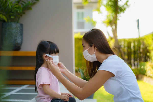 Asiatische Mutter Hilft Ihrer Tochter Mit Schutzmaske Das Coronavirus Covid — Stockfoto