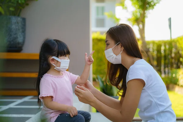 Asiatische Mutter Hilft Ihrer Tochter Mit Schutzmaske Das Coronavirus Covid — Stockfoto