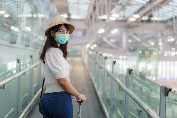 Mujer Asiática Viajera Con Máscara Facial Caminando Bordo Terminal Del —  Fotos de Stock