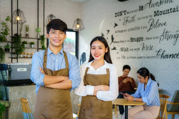 Asiatisches Paar Barista Oder Inhaber Kleinunternehmen Schürze Blickt Die Kamera — Stockfoto