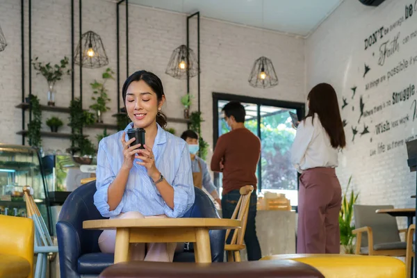 Asiatin Sitzt Café Und Nutzt Smartphone Chat Allein Sie Trägt — Stockfoto