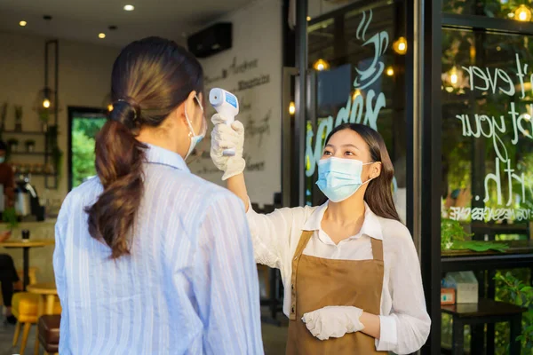 Mujer Asiática Empleado Café Tomar Temperatura Mujer Asiática Con Mascarilla —  Fotos de Stock