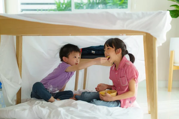Asiático Lindo Niño Alimentación Snack Hermana Hermano Mientras Está Sentado — Foto de Stock