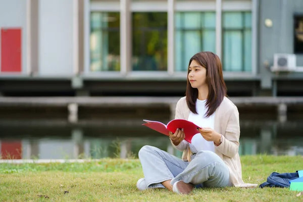 Retrato Mulher Asiática Estudante Universitário Sentado Grama Campus Olhando Feliz — Fotografia de Stock