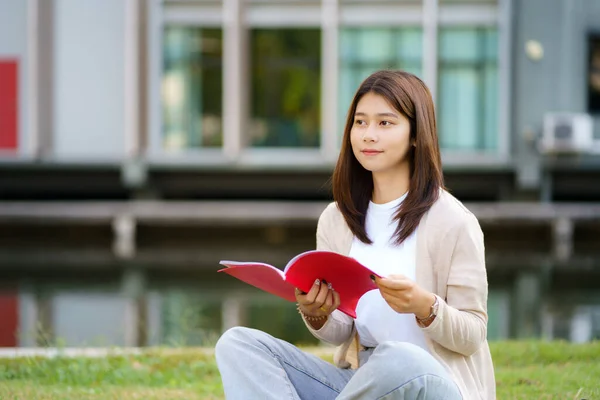 Ritratto Studentessa Asiatica Che Aggira Sull Erba Nel Campus Sembra — Foto Stock