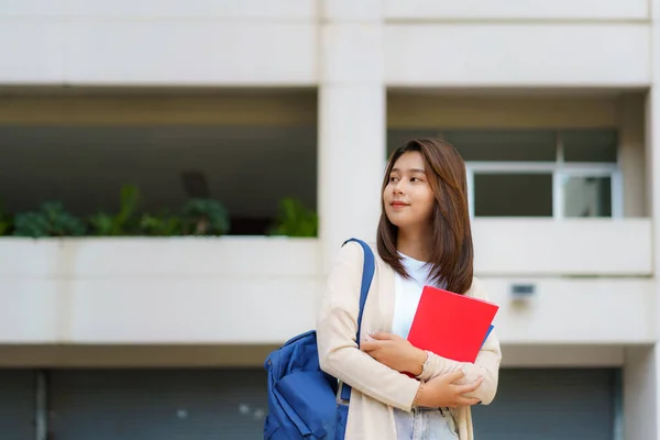 Retrato Una Estudiante Asiática Llevando Una Mochila Pie Pasillo Escuela — Foto de Stock