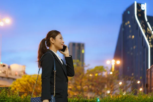 Mulher Trabalhadora Executiva Asiática Usando Telefone Celular Rua Com Edifícios — Fotografia de Stock