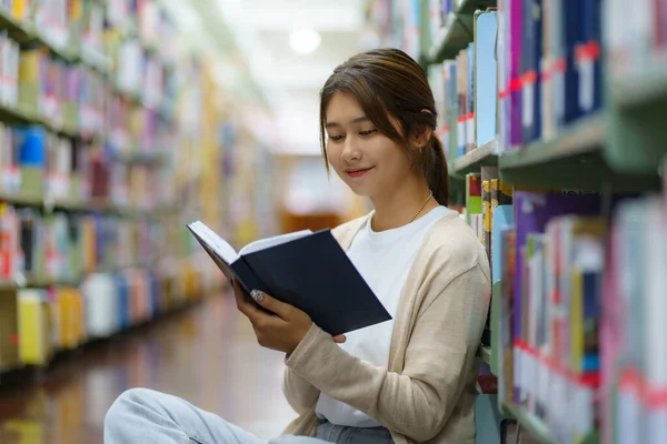 Portrait Smart Asian Woman University Student Reading Book Looking Camera — Stock Photo, Image