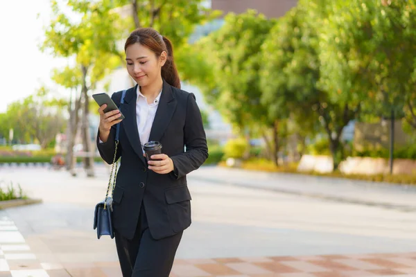 Азійська Виконавча Жінка Яка Тримає Чашку Кави Користується Мобільним Телефоном — стокове фото