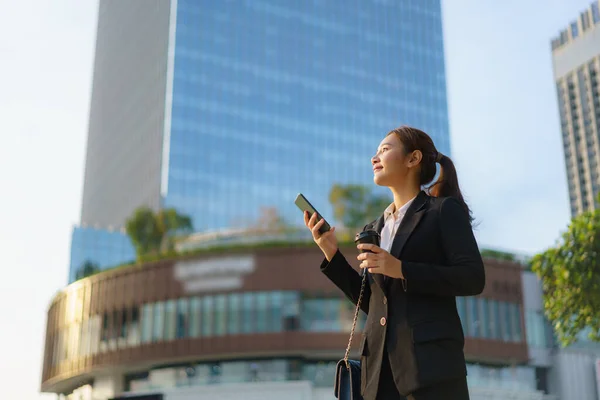 Mulher Trabalhadora Executiva Asiática Segurando Xícara Café Usando Telefone Celular — Fotografia de Stock