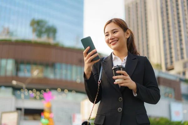 Азійська Виконавча Жінка Яка Тримає Чашку Кави Користується Мобільним Телефоном — стокове фото