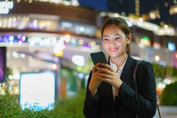 Mulher Trabalhadora Executiva Asiática Usando Telefone Celular Rua Com Edifícios — Fotografia de Stock