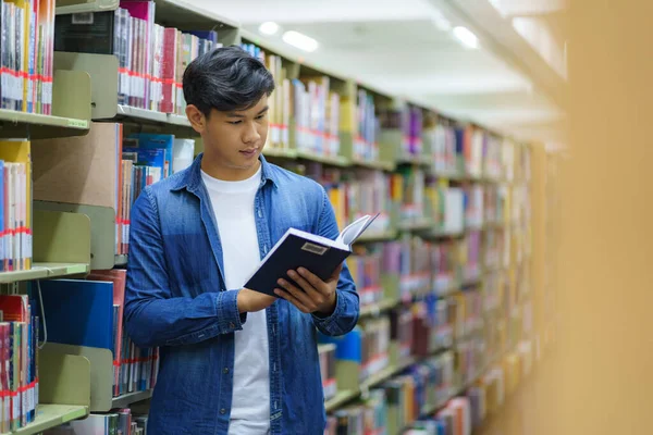 Retrato Hombre Asiático Inteligente Estudiante Universitario Leyendo Libro Entre Estanterías — Foto de Stock