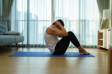 COVID-19 salgını sırasında spor salonlarını kapatarak Asyalı adam egzersizi yapıyor..