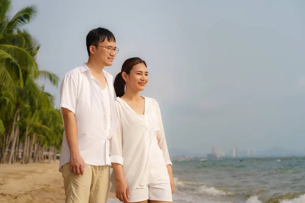 Asiatisches Paar Spaziert Und Umarmt Sich Einem Strand Mit Kokospalmen — Stockfoto