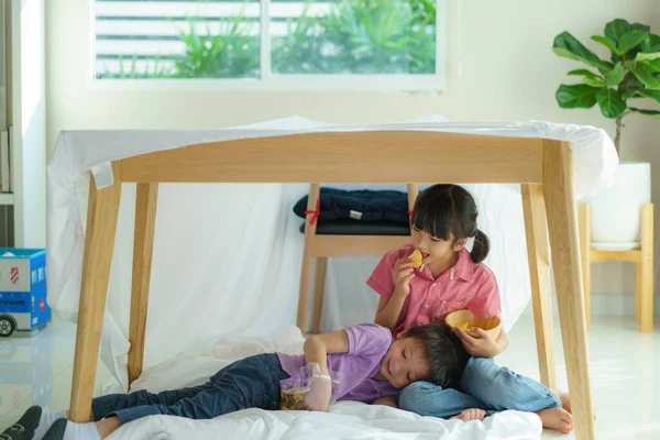 Asiático Lindo Niño Alimentación Snack Hermana Hermano Mientras Está Sentado — Foto de Stock