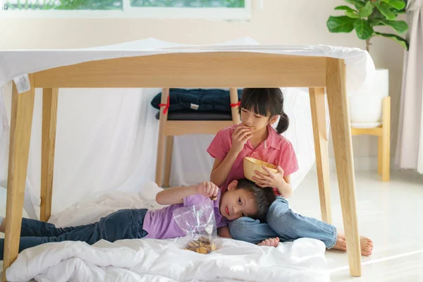 Asiático Lindo Niño Alimentación Snack Hermana Hermano Mientras Está Sentado — Foto de Stock