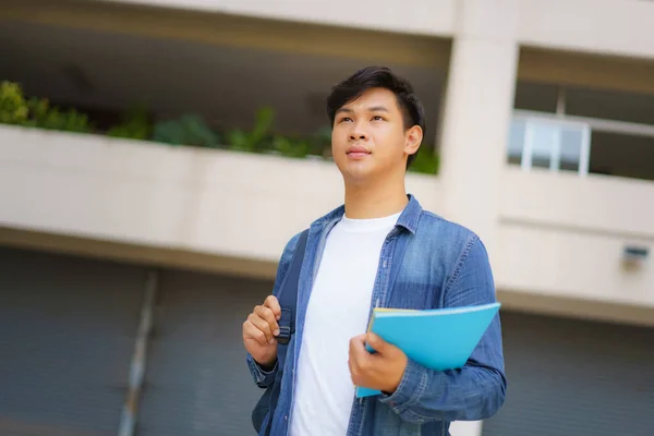 Portrait Étudiant Asiatique Portant Sac Dos Debout Dans Couloir École — Photo