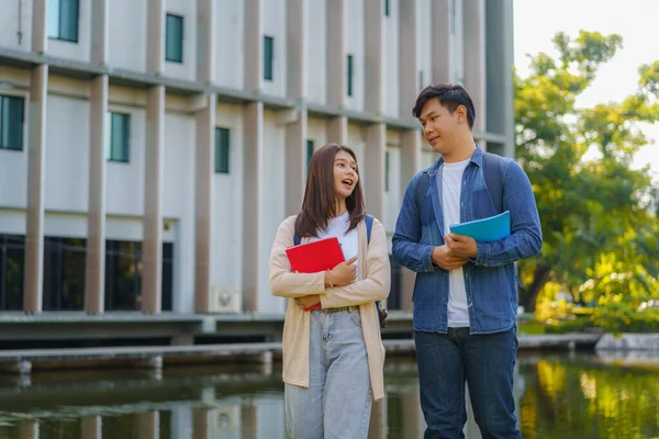 Dois Asiáticos Casal Estudantes Universitários Andando Conversando Com Classe Passarela — Fotografia de Stock