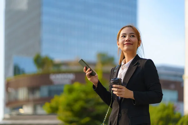Mulher Trabalhadora Executiva Asiática Segurando Xícara Café Usando Telefone Celular — Fotografia de Stock