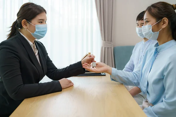 Asian Real Estate Agent Woman Give Keys Customer Signing Contract — Stock Photo, Image