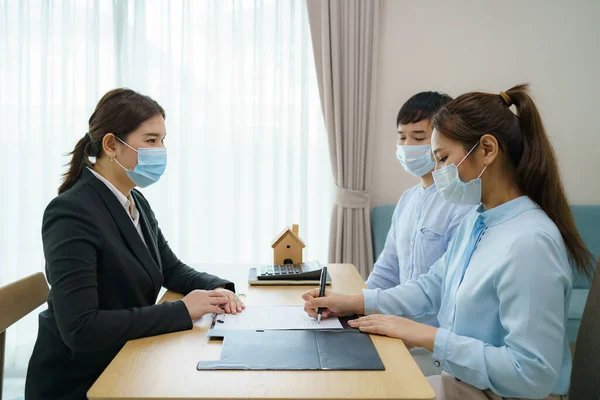 Asian Woman Real Estate Agents Having Clients Sign Contracts Sell — Stock Photo, Image