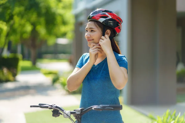 Mulher Asiática Vestindo Capacete Enquanto Prepara Para Passeio Bicicleta Torno — Fotografia de Stock