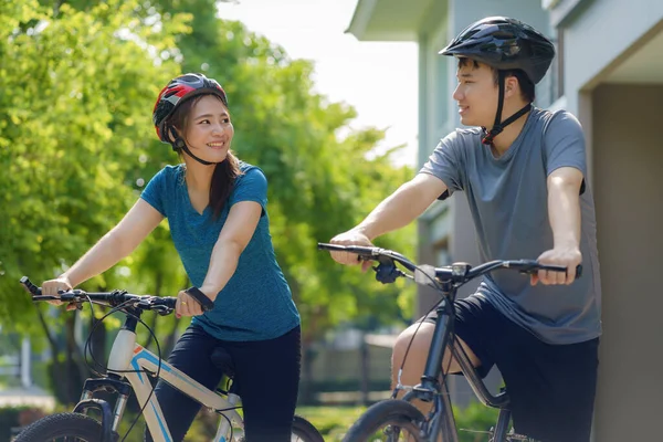 Casal Asiático Vestindo Capacete Enquanto Prepara Para Passeio Bicicleta Torno — Fotografia de Stock