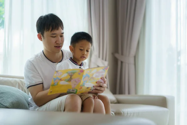 Padre Asiático Sostiene Libro Para Enseñar Sus Hijos Leer Sofá — Foto de Stock