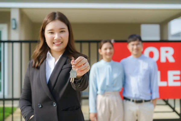 Asiatische Immobilienmaklerin Oder Maklerin Lächelt Und Hält Eine Rote Akte — Stockfoto