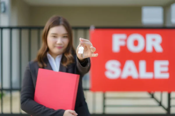 Asiatische Immobilienmaklerin Oder Maklerin Lächelt Und Hält Rote Akte Mit — Stockfoto